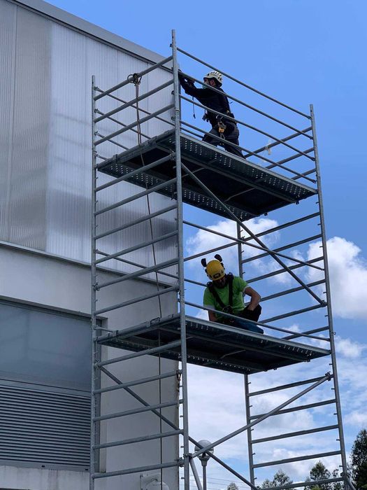 Alugo Torre de andaime móvel em ferro até 10m de altura