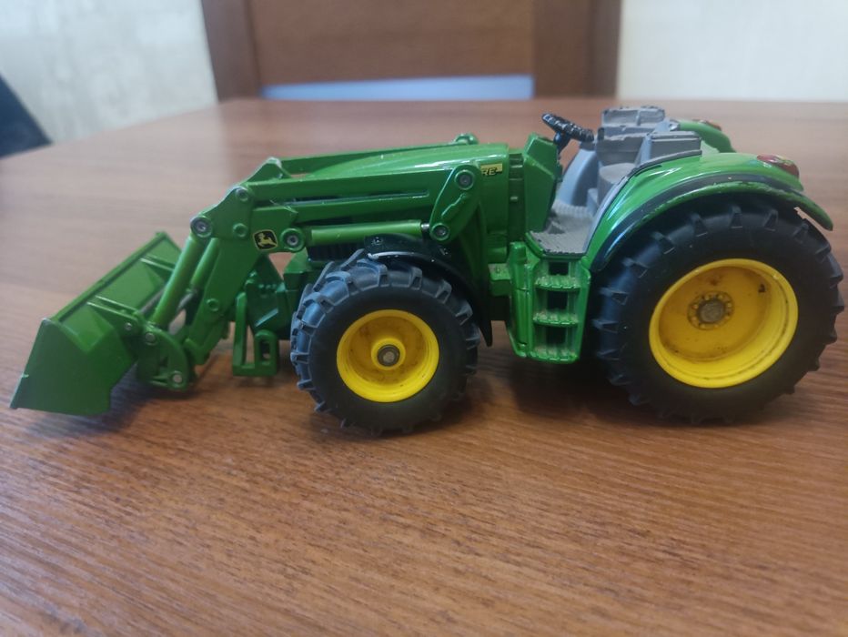 Продам трактор іграшковий металевий Siku John Deere 6820