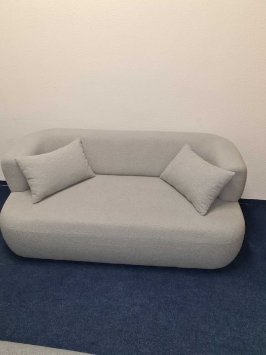 Sofa Aldrin firmy Windsor & Co  boucle