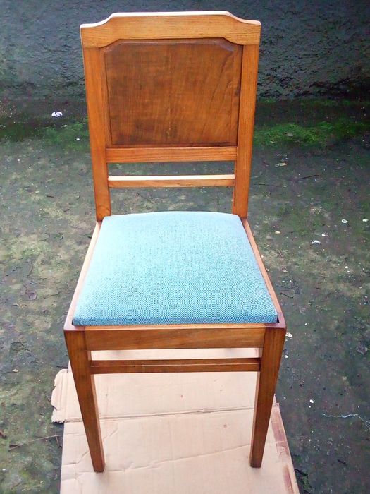 Cadeira em madeira castanho