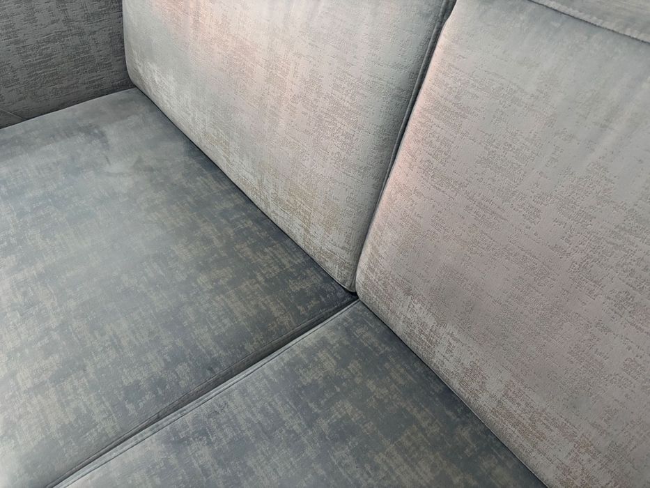 Sofá 4 lugares com puff tipo chaise longue