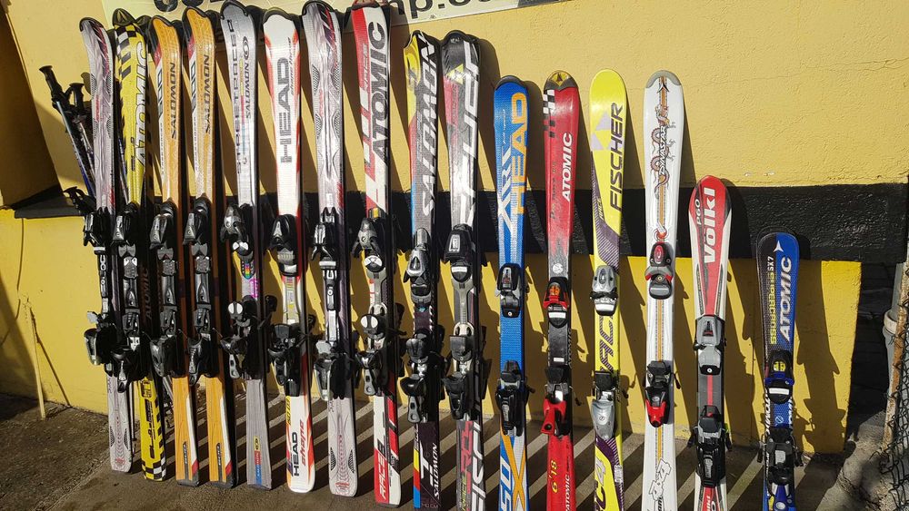 Narty biegowe i zjazdowe, buty narciarskie, kaski