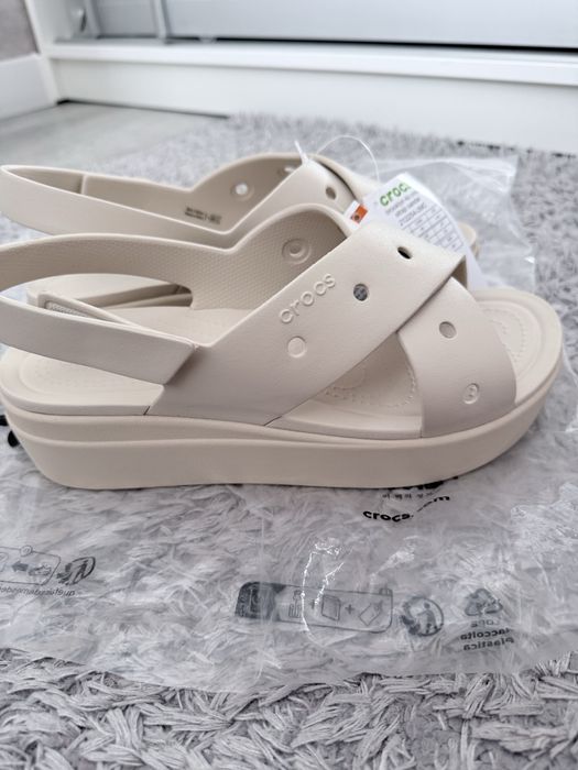 Продам нові босоніжки Crocs Brooklyn 4U Cross Strap Sandal