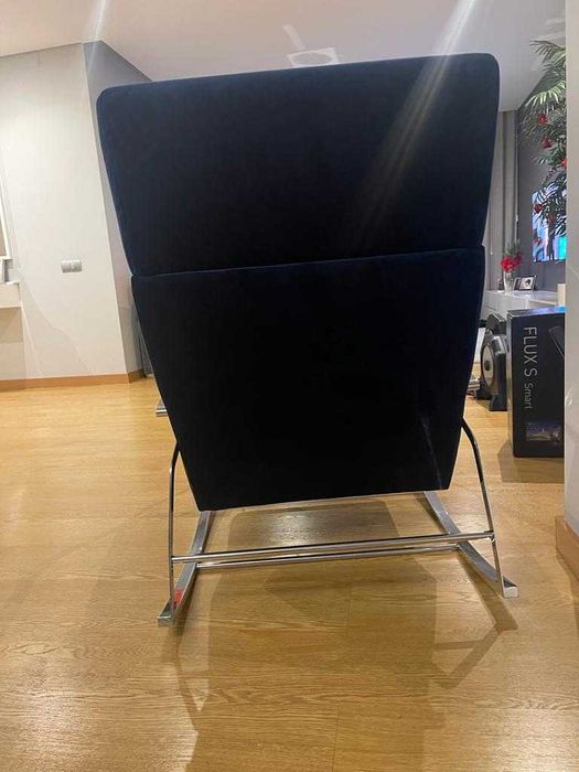 Cadeirão azul com base em inox