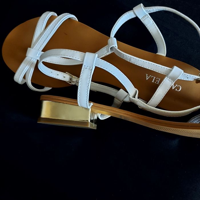 Sandały białe na paseczki delikatnie połyskujące Carvela