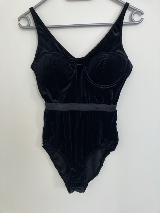 Czarne welurowe body