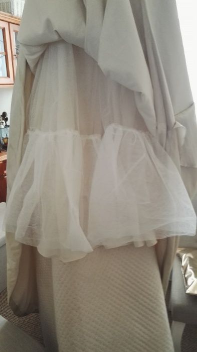 Kremowa suknia ślubna z trenem - rozmiar 38/40