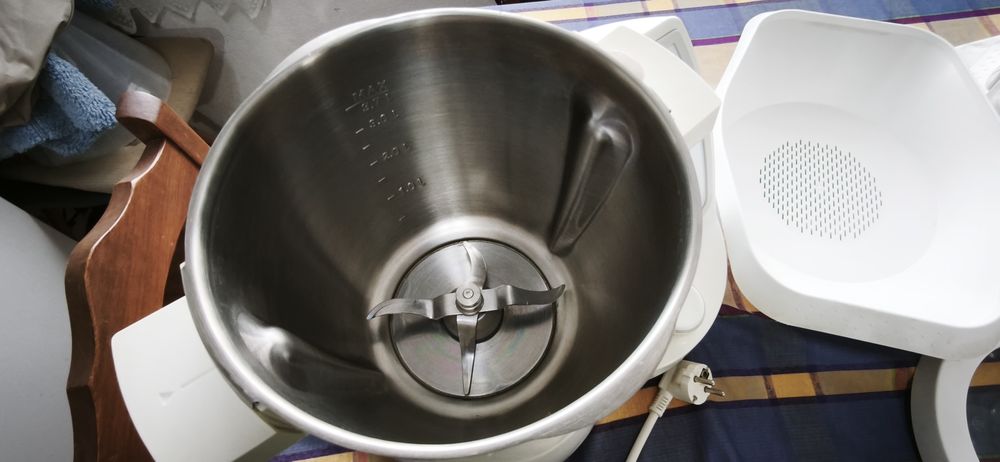 Robot de cozinha Yämmi 2XL com alguns acessórios