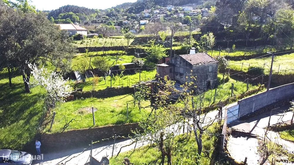 Moradia em granito p/ recuperar – Oliveira de Frades