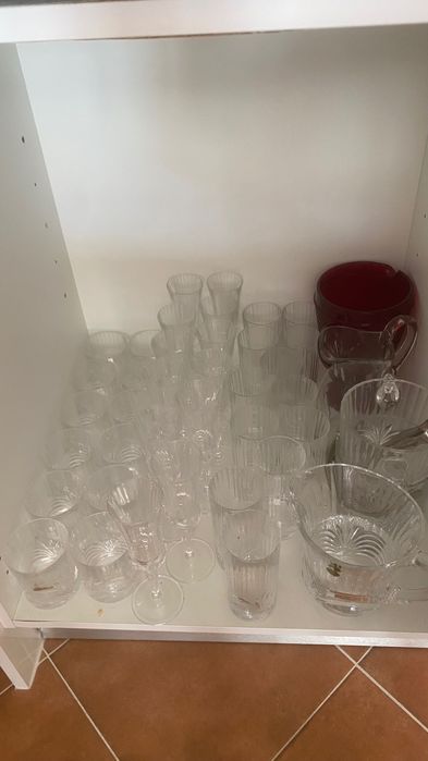 Conjunto de copos e jarros