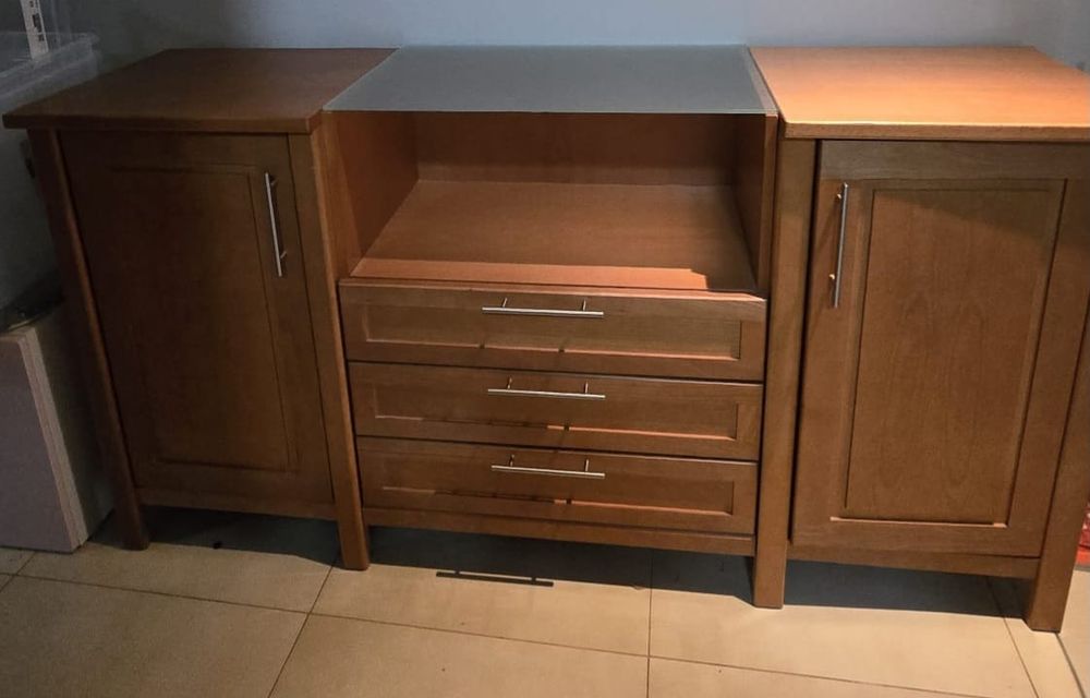Móvel aparador de madeira