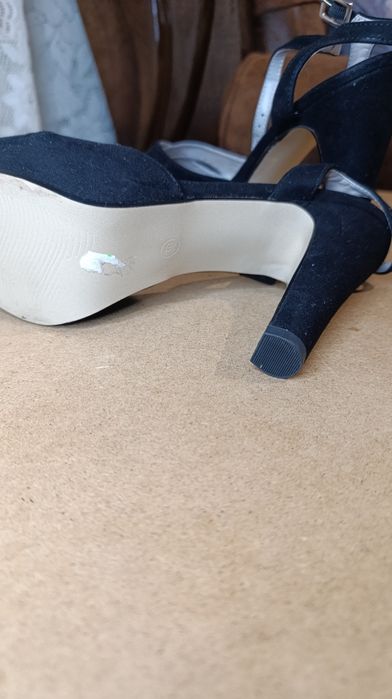 Босоніжки на каблуку,нові.