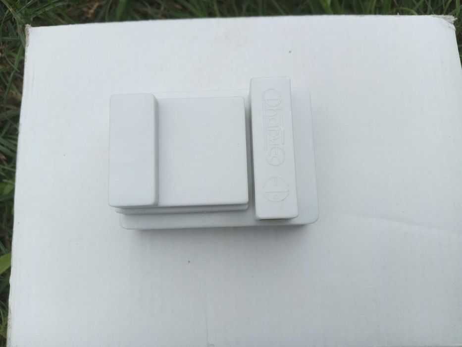 Телефонна розетка з вилкою