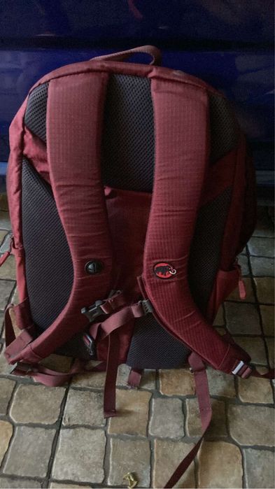 Varios modelos de mochilas escolares como novas
