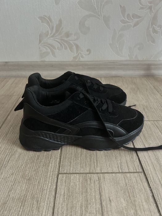 Кроссовки черные sinsay