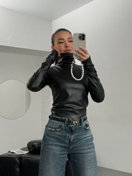 Жіночий гольф з еко-шкіри