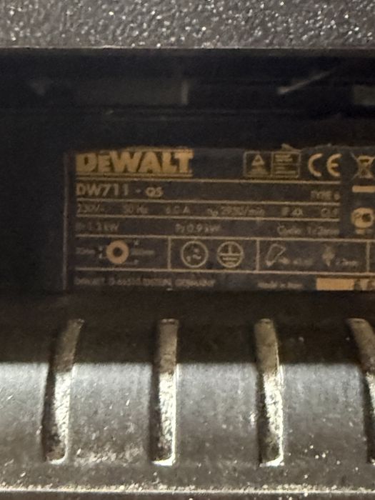 Piła ukośnica DEWALT DW711-QS