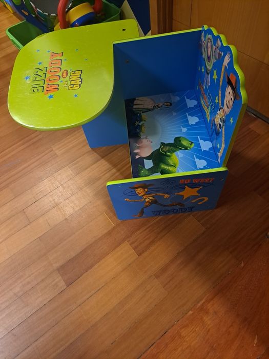 Mesa de criança com cadeira incorporada toy story