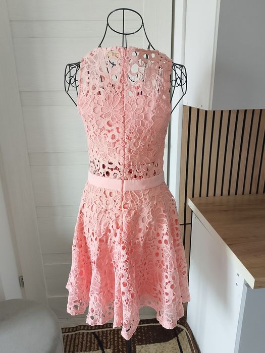 Pudrowo-różowa koronkowa sukienka , rozkloszowana S 36