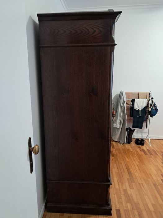 Guarda vestidos com gavetas e espelho