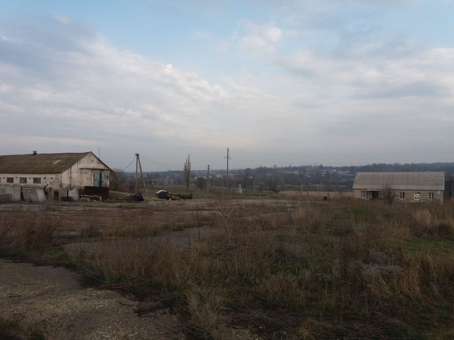 Продається будівля  та будинок. Оренда не розглядається.