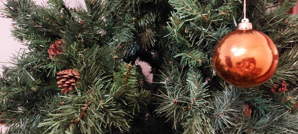 Árvore de Natal artificial muito grande (mais de 3 metros de altura)