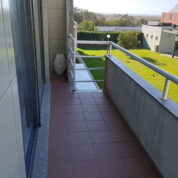 Apartamento T2+1 junto à praia