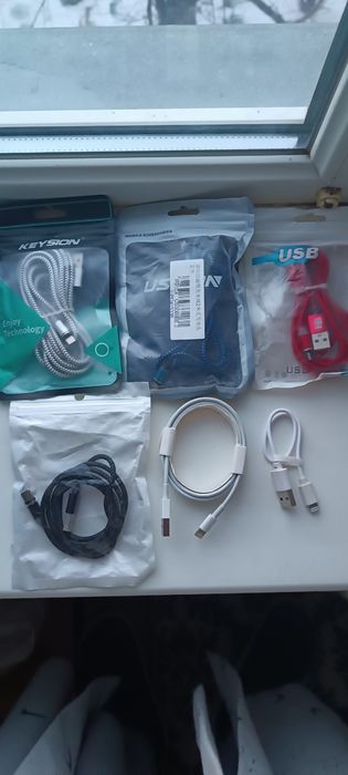 Шнуры для зарядки телефона на магнитах.