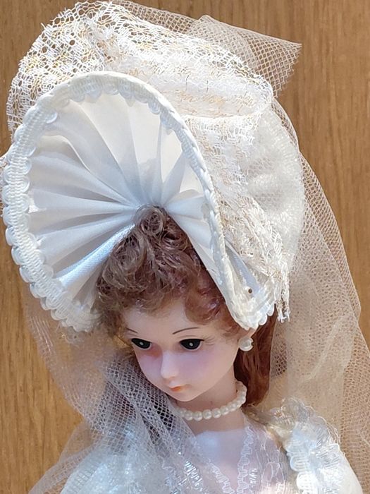 Boneca noiva de porcelana