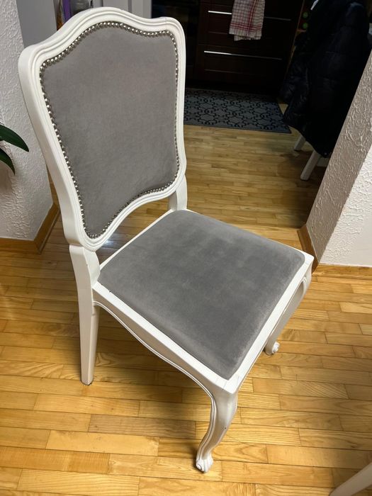 Stół drewniany z krzesłami