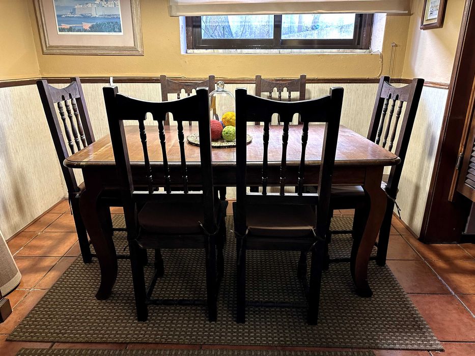 Mesa de Jantar com 8 cadeiras. Madeiras de excelente qualidade.
