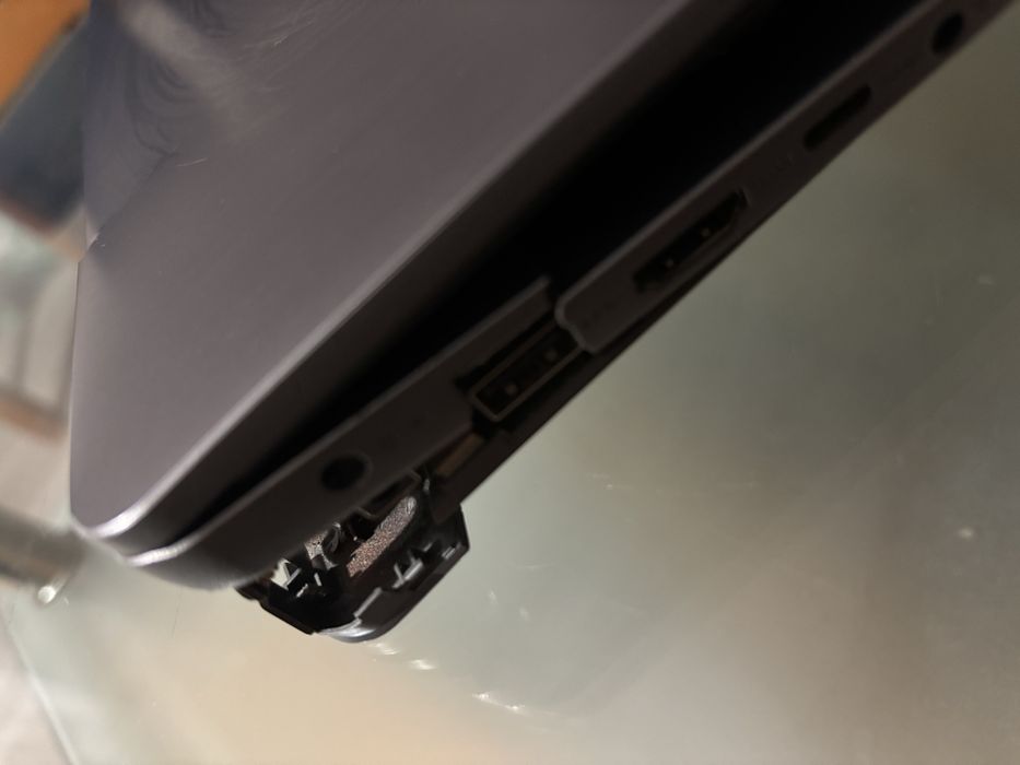 Lenovo ideapad 3 15itl6 – uszkodzony zawias