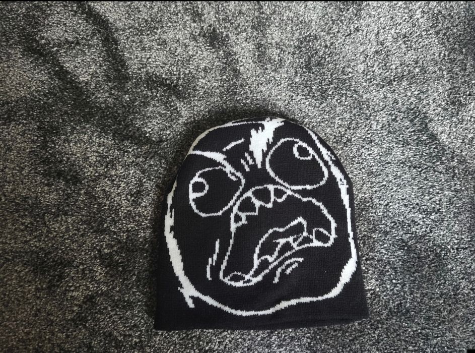 Шапка троллфейс.