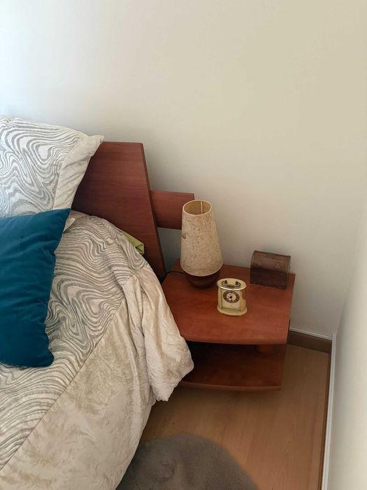 Cama de casal com mesinhas cabeceira e colchão em ótimo estado