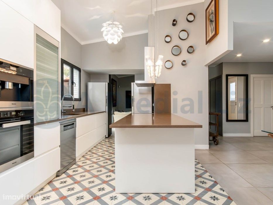 Moradia T3 de Luxo em Birre - Exclusividade e Design Contemporâneo