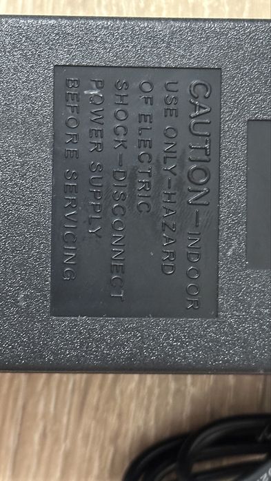 Перетворювач напруги (трансформатор) з 220 на 110 В.