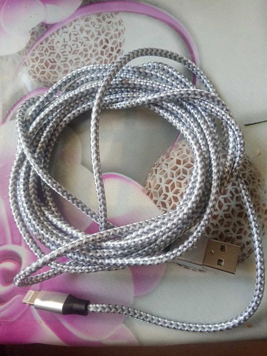 Зарядний кабель на iPhone