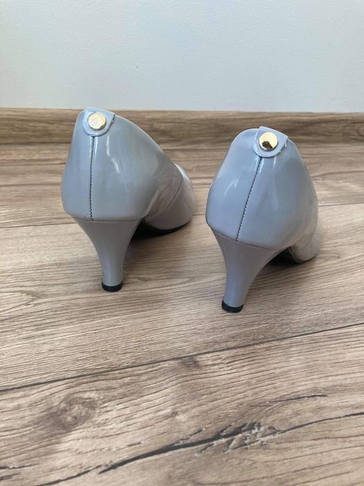 Buty na obcasie szare