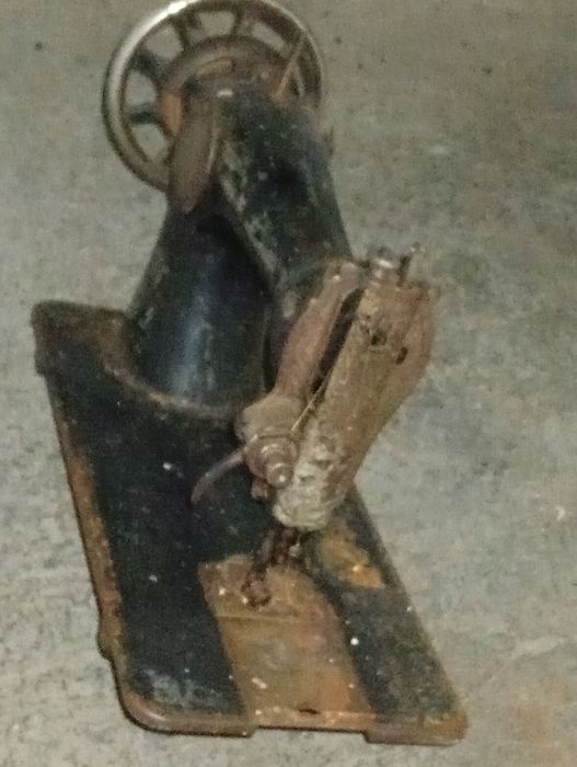 Máquina de Costura muito antiga precisa reparação