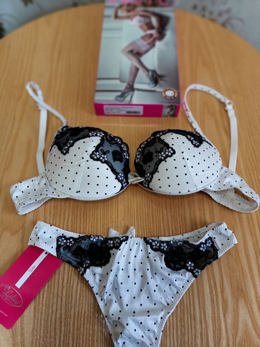 Комплект нижнего белья. Бюстгалтер трусики.