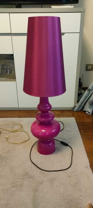 Candeeiro alto para quarto em rosa fuchia