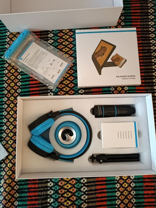 Conjunto Headphones, coluna BT, Ecrã aumentado e tripé com lente