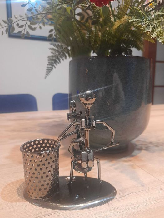Boneco de arte de ferro para taça de lápis / Porta-caneta