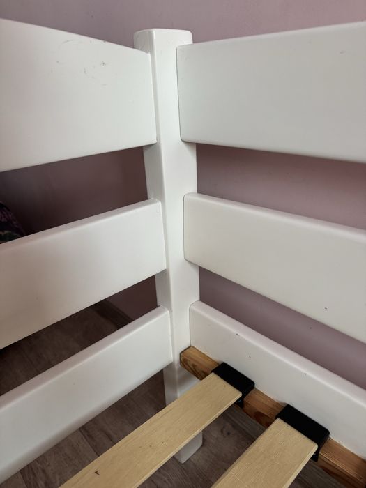 Кровать  односпальная из  натур дерева