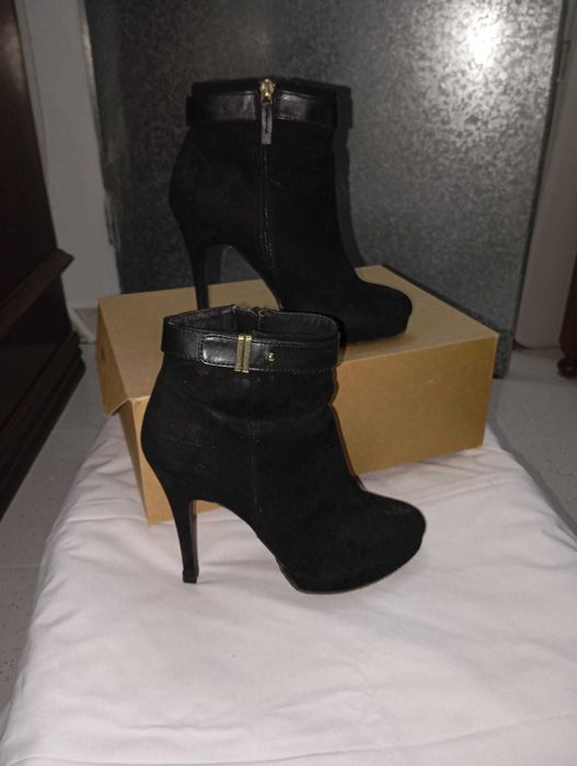 Botas salto alto fino, com fivela