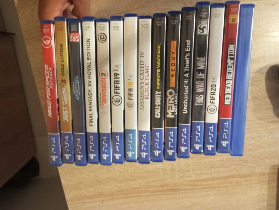PlayStation 4 с 16 играми