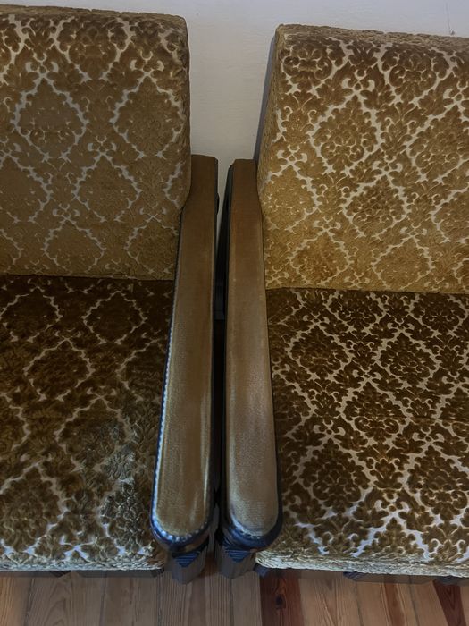 Dois sofas vintage, de madeira e veludo