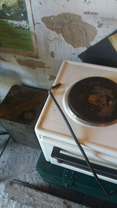 Продам єлектроплитуз духовкою 1200гр