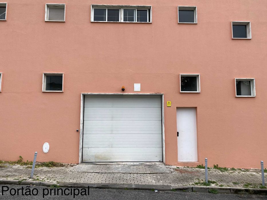 Garagem Box com 14 m2 - Bons acessos Queluz E Belas • OLX.pt