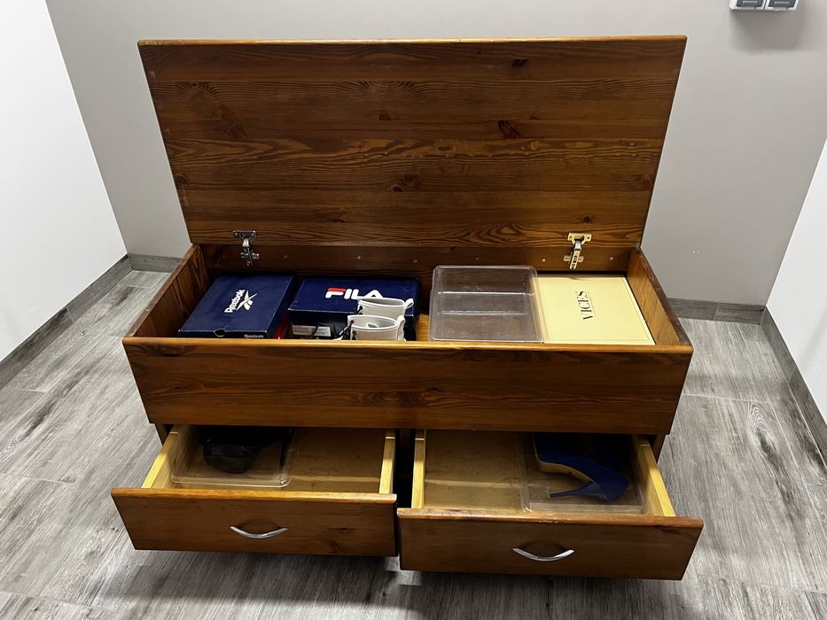 Szafka na obowie i akcesoria.